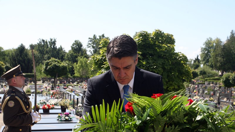 Predsjednik Vlade Republike Hrvatske Milanović položio vijence na Gradskom groblju Mirogoj